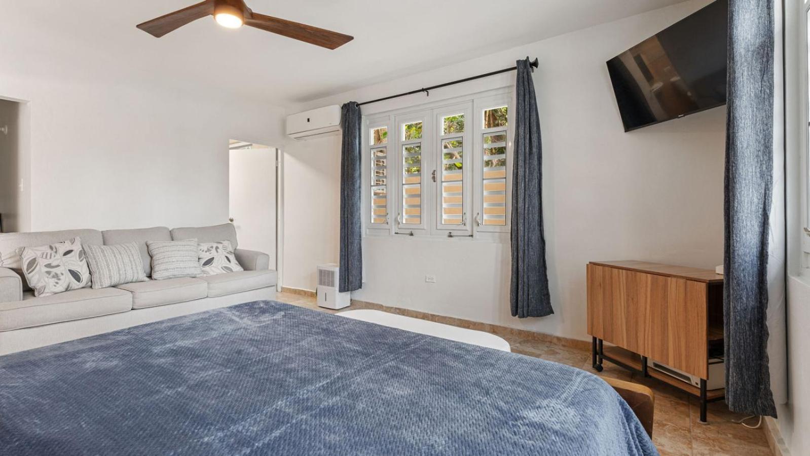Beachfront Getaway At Ocean View Castle Condo Aguada Εξωτερικό φωτογραφία